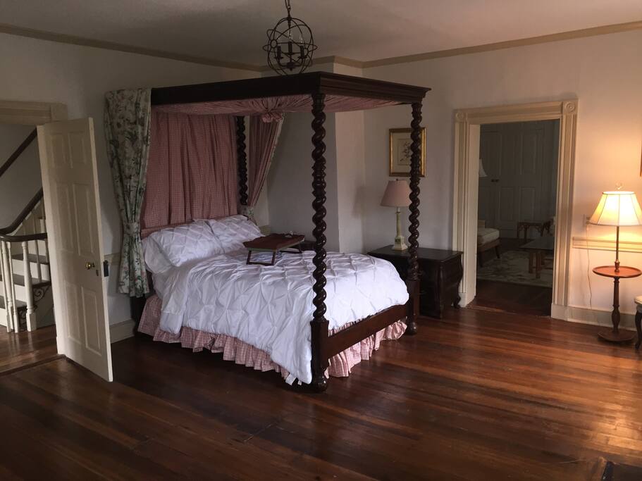 Queen bed.