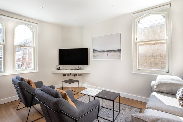 Minimalist Flat in Renovated Heritage Building gallery image 2