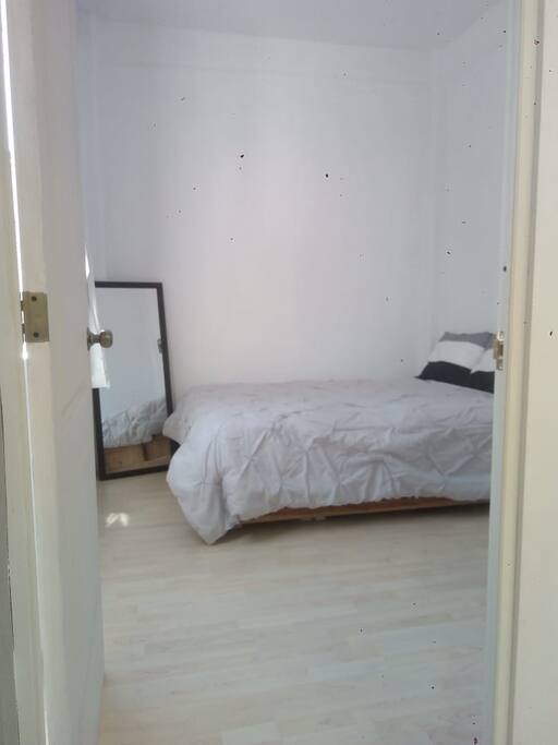 Cuarto privado con cama matrimonial.