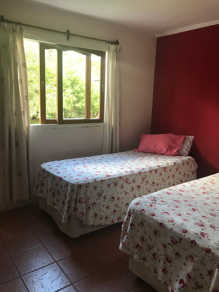 Izba 3 na prízemí: s dvoma sumiers štvorcov a pol. Placard.  Zahŕňa posteľnú bielizeň (posteľnú bielizeň a uteráky).