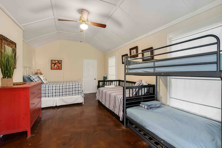 Bunkroom มีเตียงขนาดใหญ่อีกหนึ่งเตียงสองชั้นพร้อมเตียงแฝด 2 เตียงและที่จอดรถที่ 3 นอกจากนี้ยังมีเตียงวันที่มีฝาแฝด 1 -2 คน! 