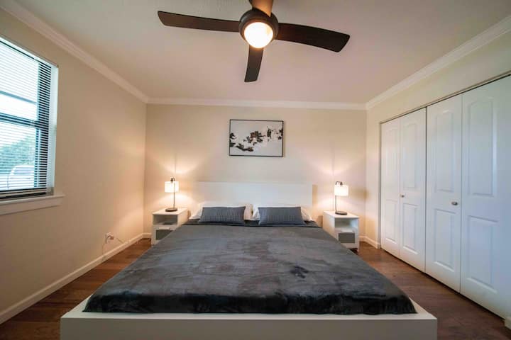 Spálňa s manželskou posteľou King, skriňou a zrkadlami