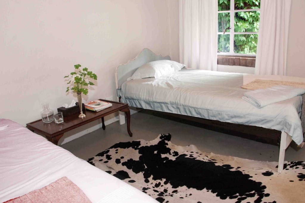 Twin beds in second connected room