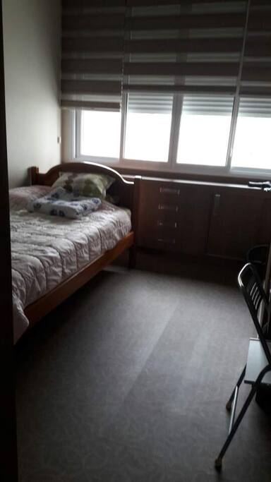 Quarto 2 - cama de solteiro, espelho, cortina persiana, guarda roupas.
