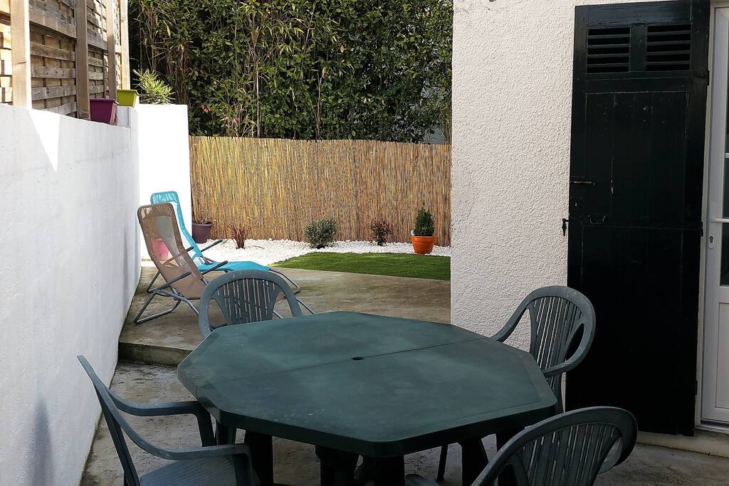 La terrasse extérieure derrière la maison