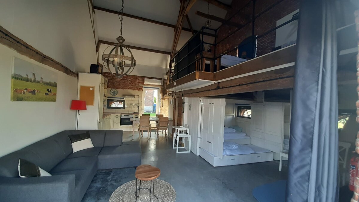 Zithoek met aangrenzend de bedstee, welke is af te scheiden met kamerscherm.