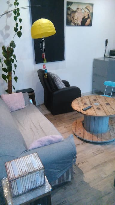 Le salon donne accès sur un petit patio