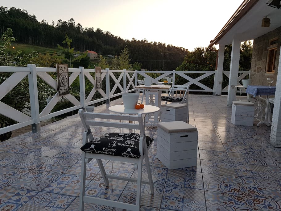La terraza con vistas al jardin frutal