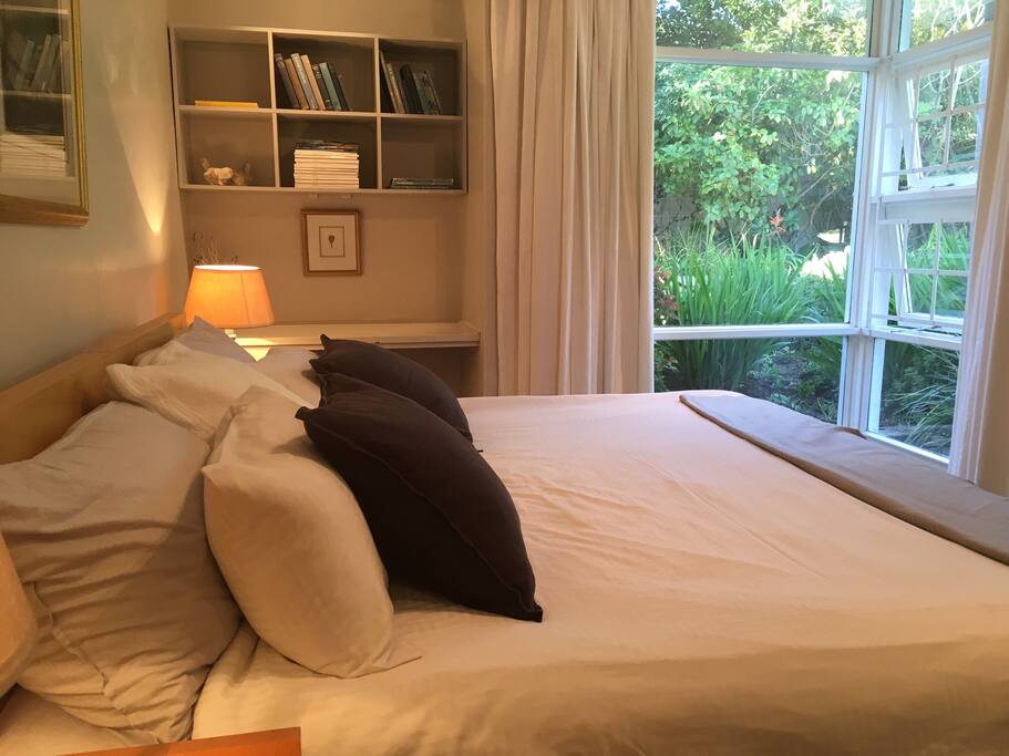 King size bed or twin beds with pull out beds below