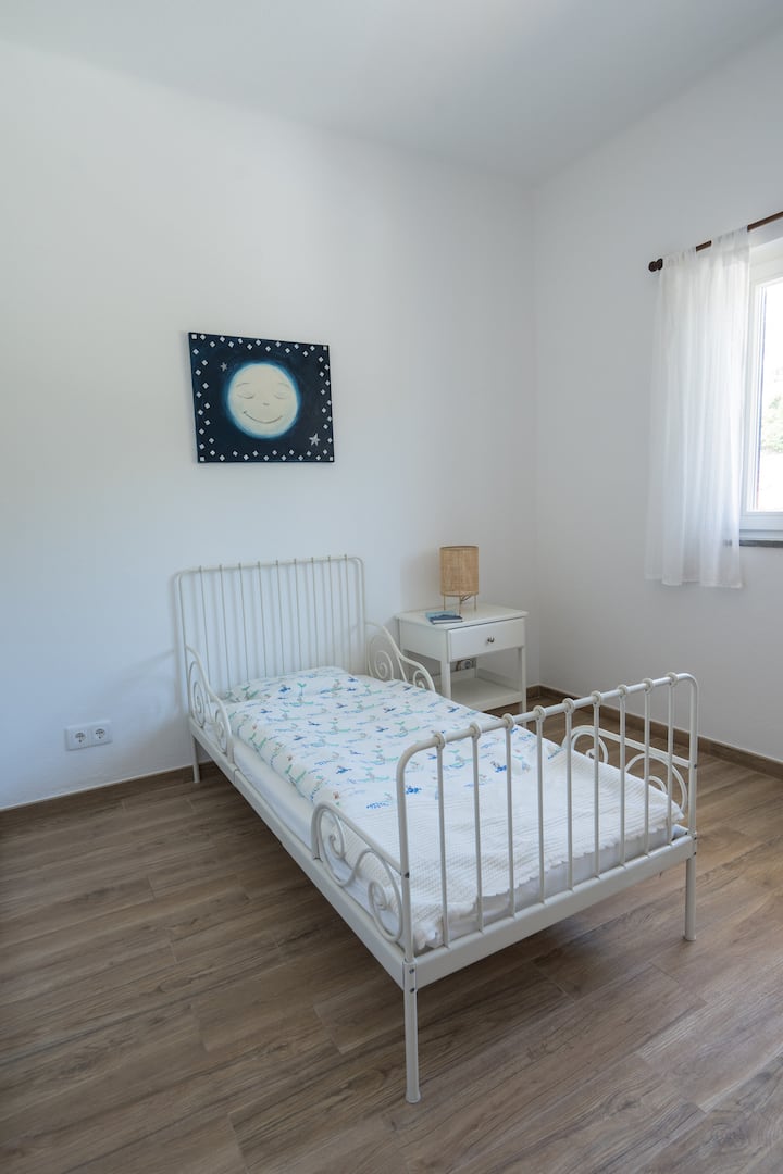 חדר ילדים/ נוער עם מיטת יחיד 1.80 מ' x 80 ס"מ