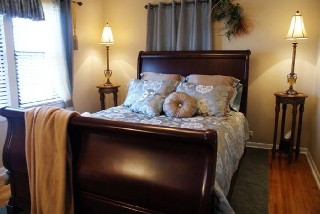 The English Pleasure Room/Queen Bed