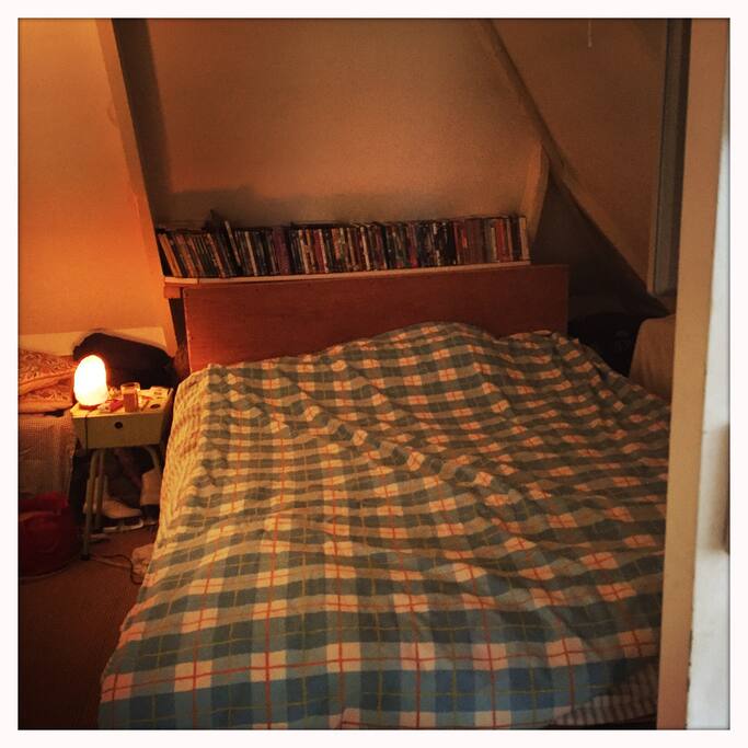 Double bed on the top floor, the more quiet place to sleep in the house.