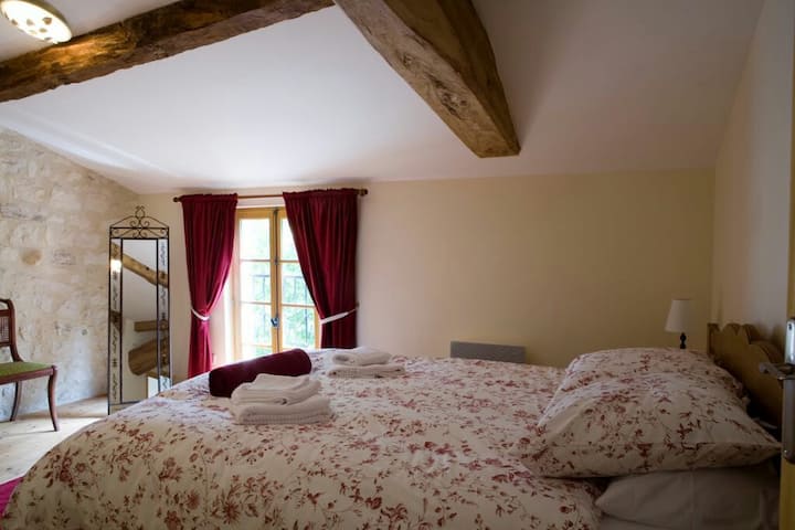 dormitorio principal orientado al este con vistas a la casa del molino