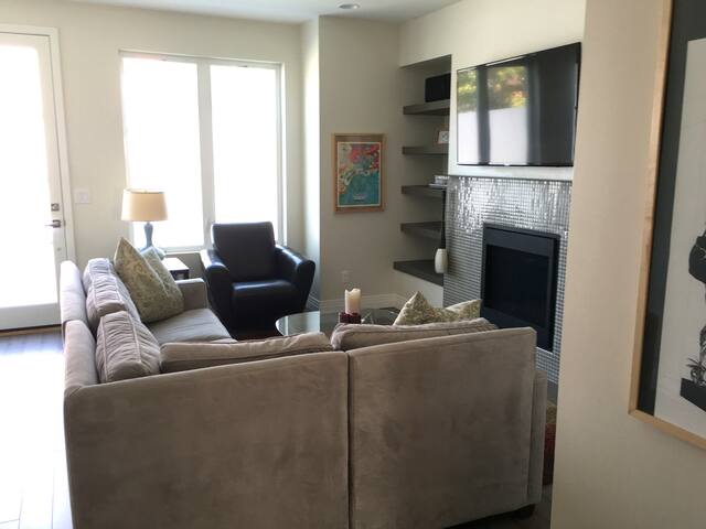 New 4 Level Townhome Close to Downtown gallery image 4