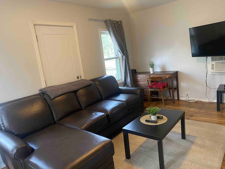 Სექციური დივანი კინგსდაუნის მატრასით იკეცება. 