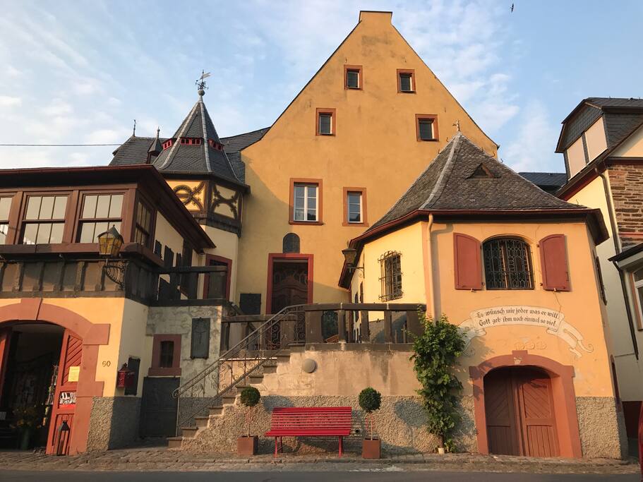 Vorn rechts die Hauskapelle für festliche Anlässe