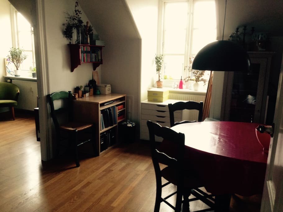 Cosy dining room and work station.
Fold-out dining table and four chairs.