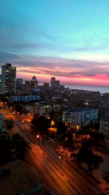 Vista desde la terraza y el comedor de un atardecer habanero .