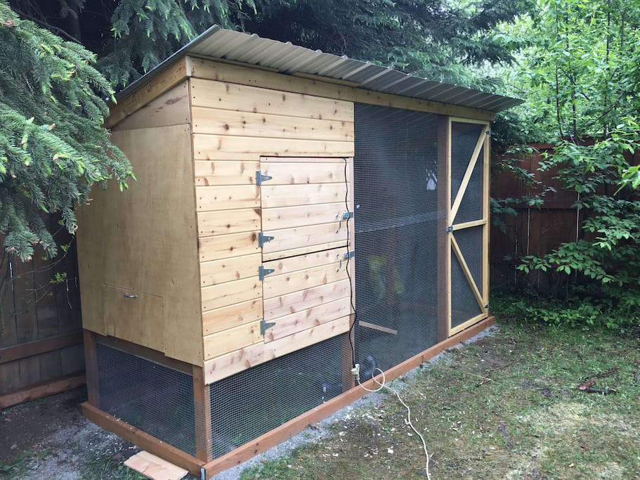 Chicken Coop... help yourself to some fresh eggs!