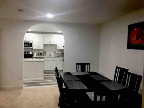 UNIT A: Prvt spacious, cozy Unit w/Qbed/Pvt Bthrm
