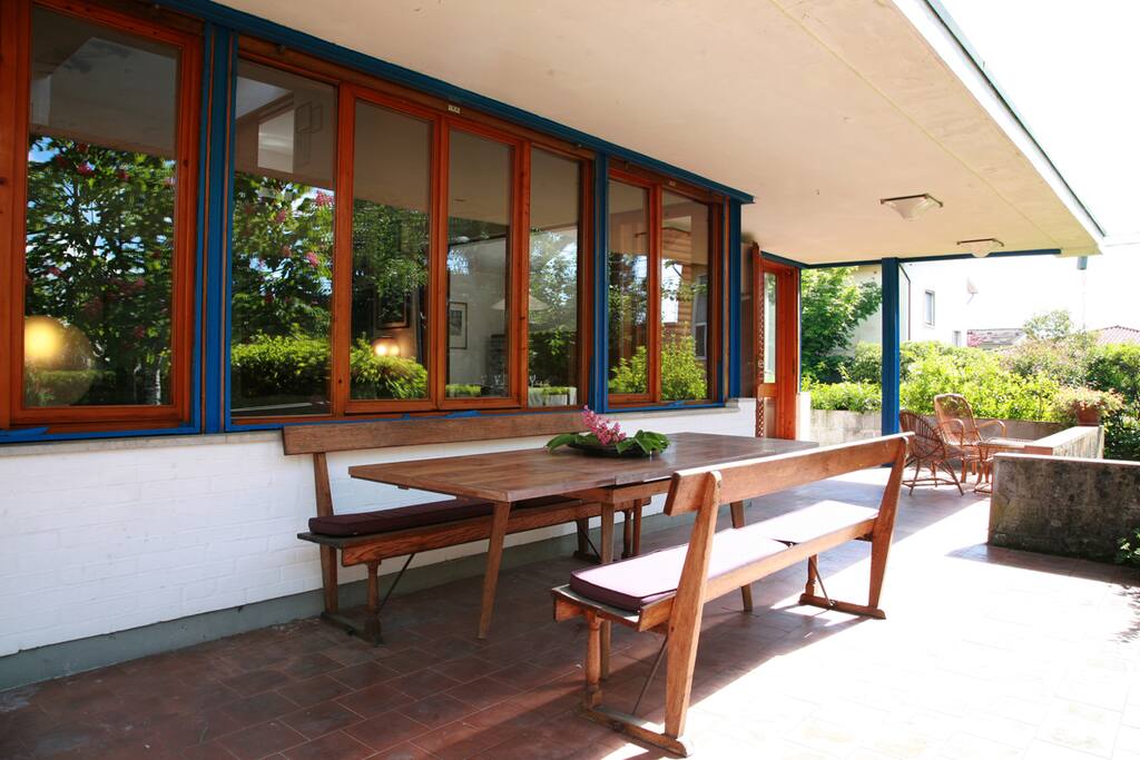 Ampia terrazza dove poter pranzare e cenare al fresco del giardino