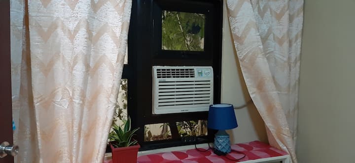 Druga spavaća soba s pogledom na prozore.