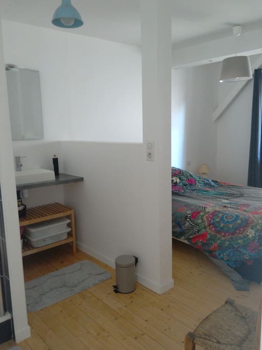 la chambre avec salle d'eau privative.