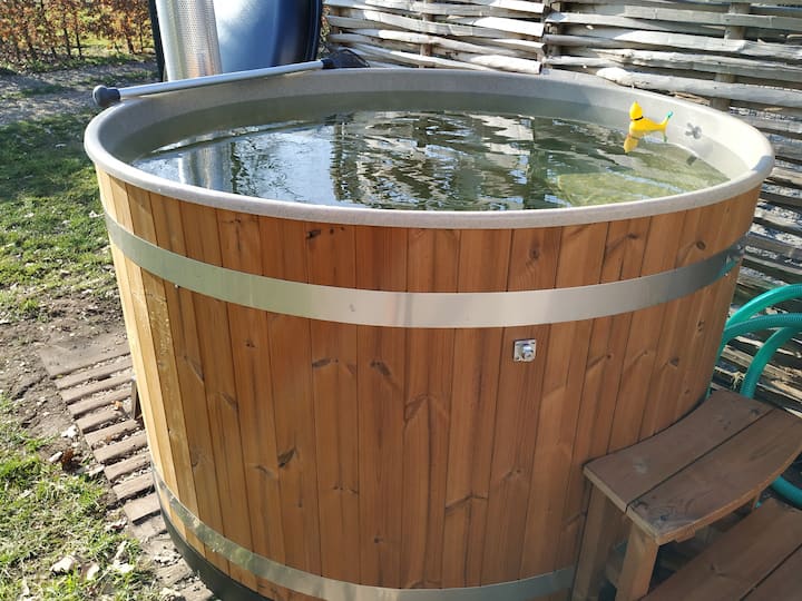 holiday home "The Piglet" with Hottub and bushpod