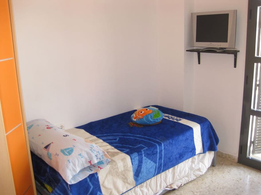 dormitorio individual exterior con 2 camas individuales con aire acondicionado frio-calor.