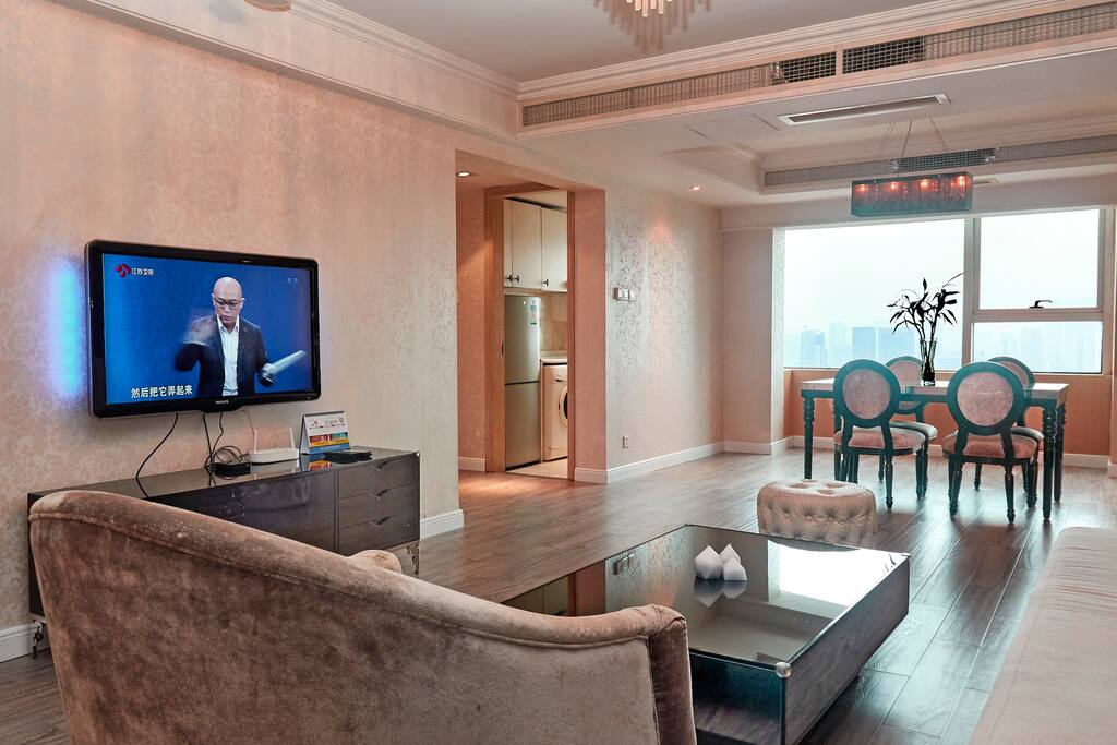 客厅,50平米。Living room space.