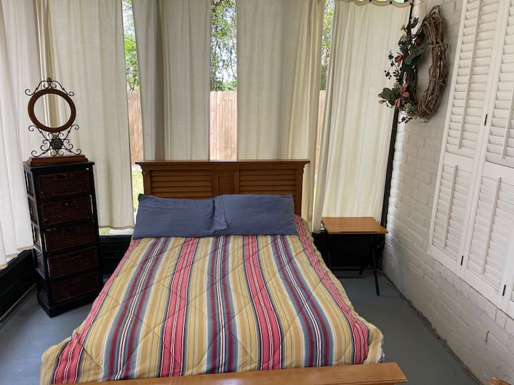 Chumba kidogo cha ziada mbali na chumba cha jua na kitanda kamili
cha ukubwa