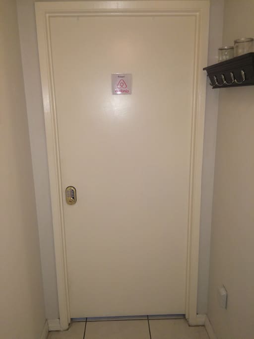 esta es la puerta de tu habitacion, bienvenidos