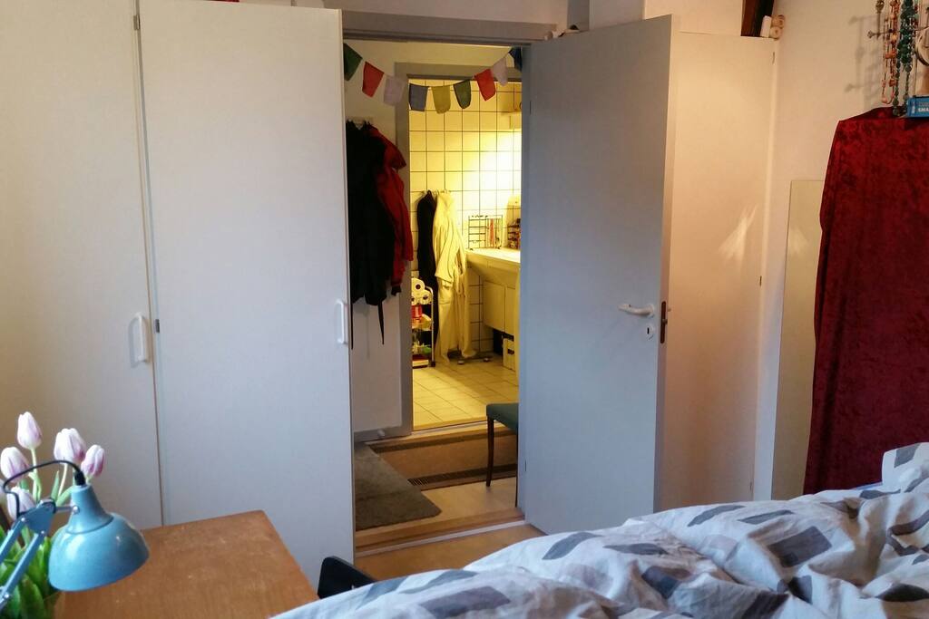Billede taget oppe fra sengen.