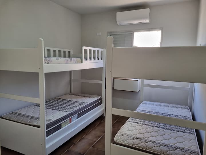 Общежитие 2 на долния етаж с нов климатик Daikin, нови матраци!