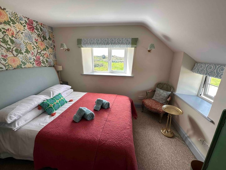 Dormitorio principal con vistas a la cantera de piedra de Purbeck y campo abierto