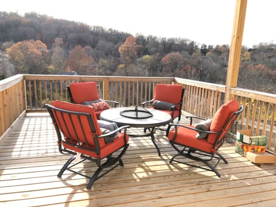Now THIS is what it is all about! Welcome to the great "Woodlands Lodge" in Nashville, TN. Can you beat that view? **Not pictured is a grill that you can use**