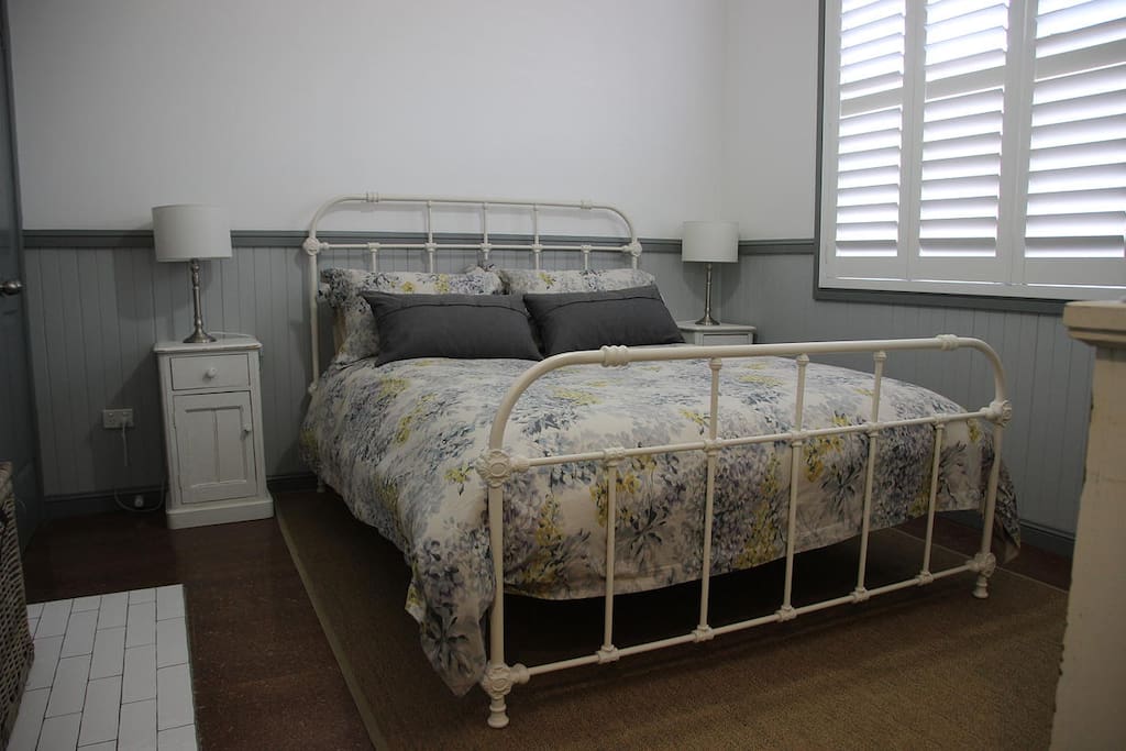 Main queen bedroom
