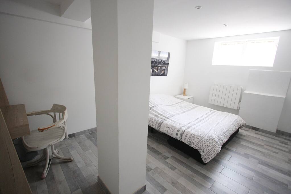 La chambre avec lit double