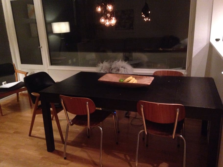 Et stort spisebord med plass til 6-8 stykker. A big dining table with room for 6-8 people.