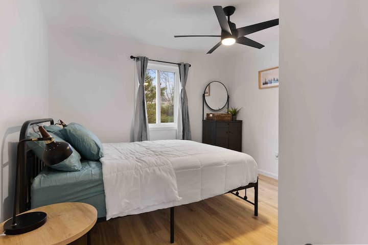 Queen bedroom, 1st floor. 