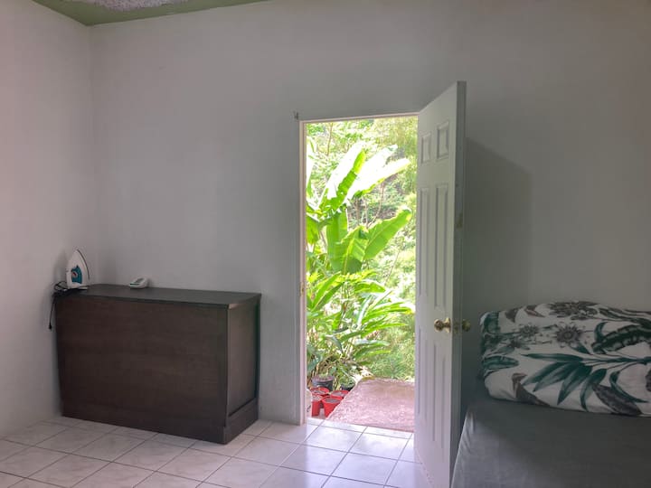 Një nga 2 krevatet tekë në shtëpinë e fermës.