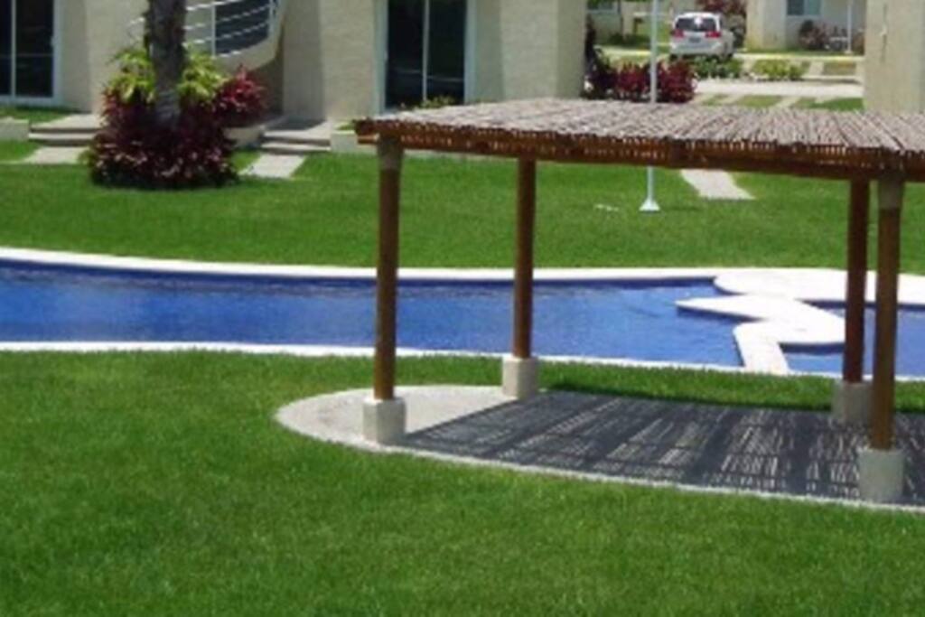 Esta es la alberca a la que tendras acceso durante la renta del departamento.