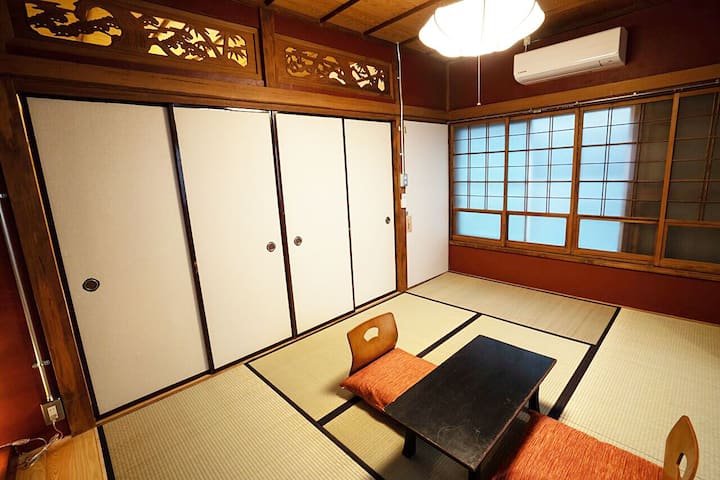 西武秩父駅徒歩7分 秩父神社の表参道にある秩父麦酒が飲めるカフェ バル併設 ちちぶホステル7号室 借りられるタウンハウス Chichibu 埼玉県 日本