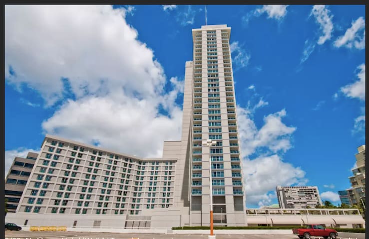 Ala Moana Hotel and Mall(close to beach)
