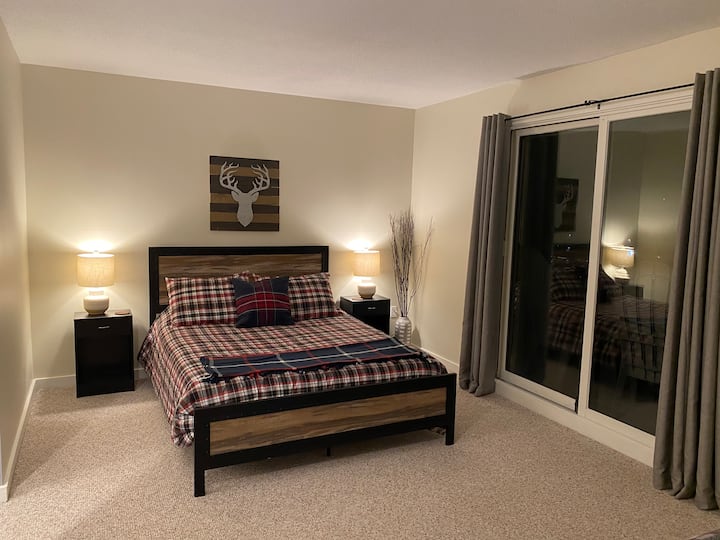 เตียงควีนไซส์ที่ชั้นล่างพร้อมวิวอ่างอาบน้ำเต็มรูปแบบ