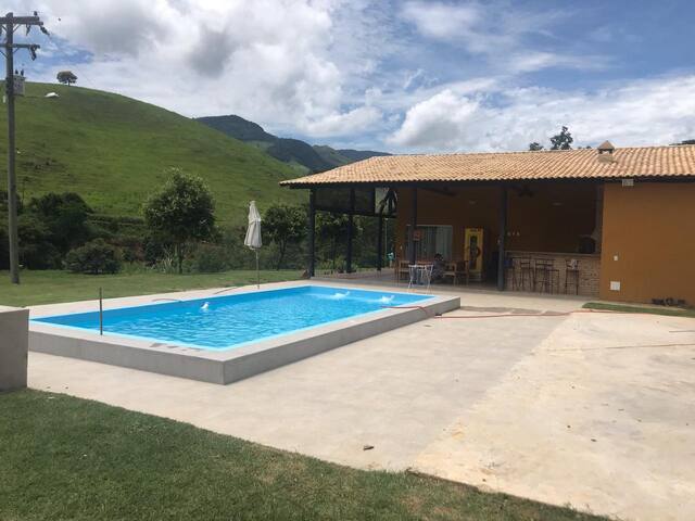 Sítio com casa rústica e acomodações modernas