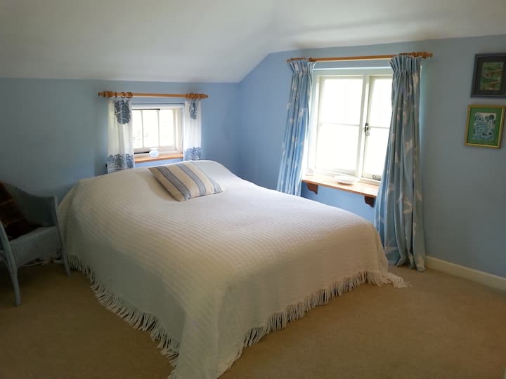 ห้องนอนคู่พร้อมห้องน้ำในตัวมองเห็นสวน