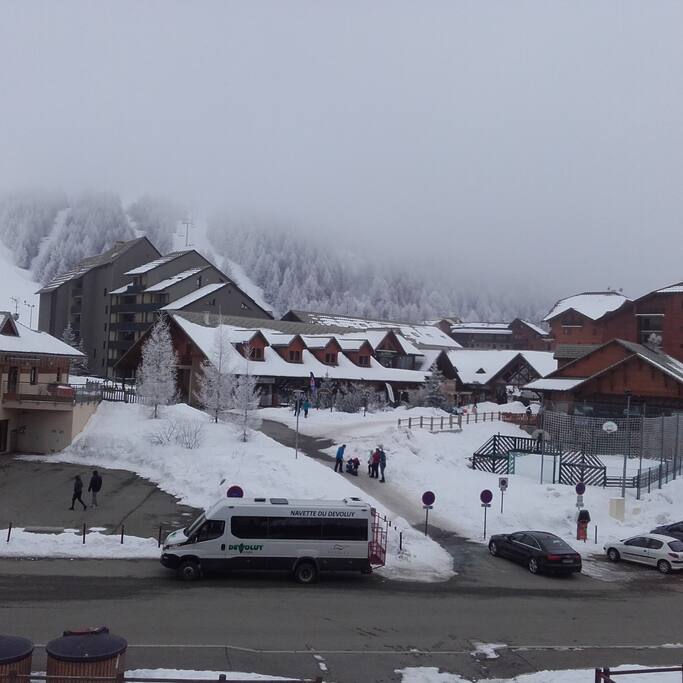 En bas de l'appartement la navette qui relie en hiver les deux stations de ski La Joue du Loup et Superdévoluy
