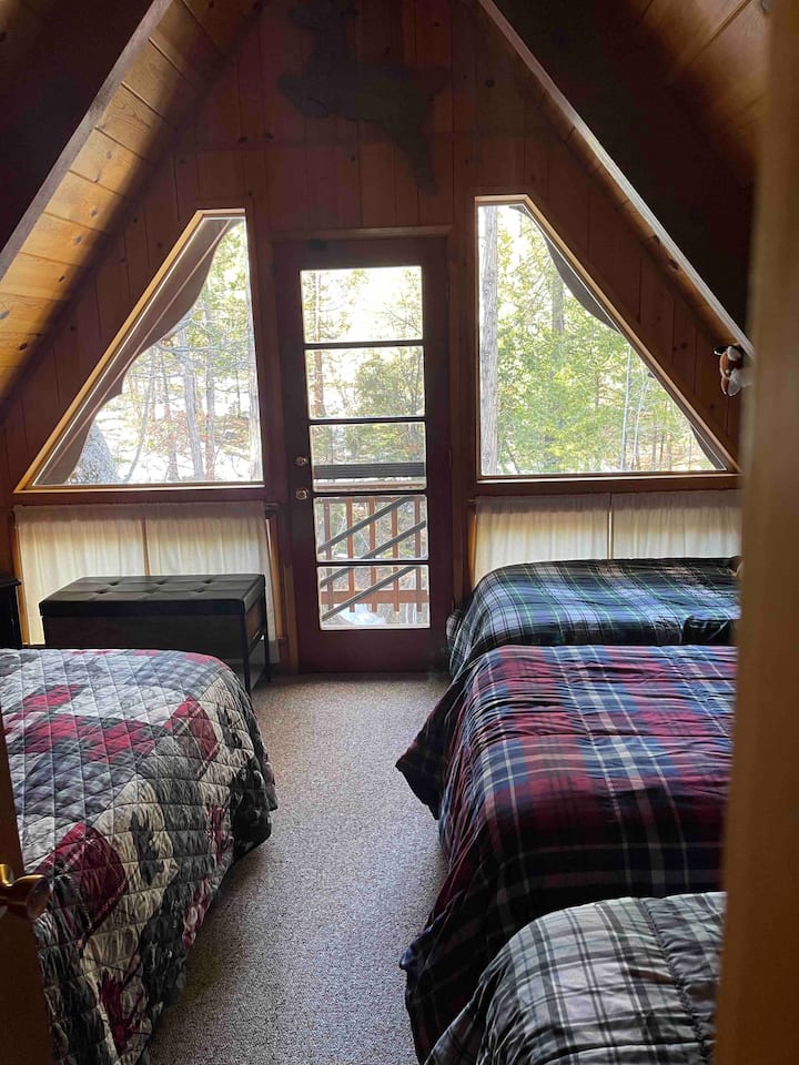 dormitorio en la planta superior con acceso al balcón sobre la belleza de la naturaleza. 