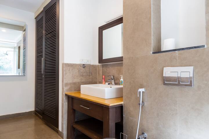 Bedroom#1 attached washroom!!